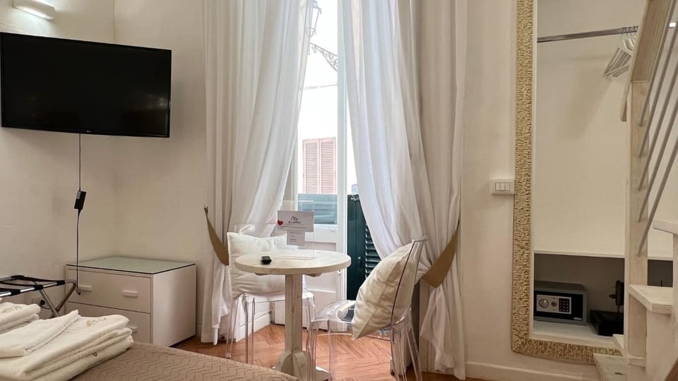 TV and multimedia, Photo of the whole room, Seating area