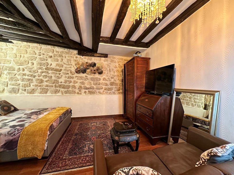 Photo of the whole room, Seating area