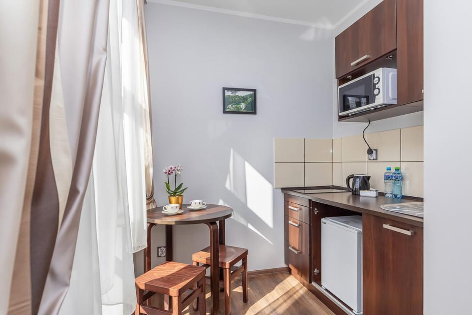 Kitchen or kitchenette, Dining area, minibar, stove