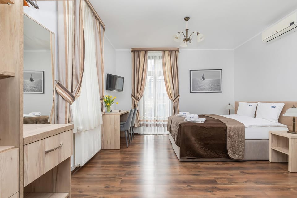 Bed, TV and multimedia, Photo of the whole room, Bedroom, hair dresser, air conditioner