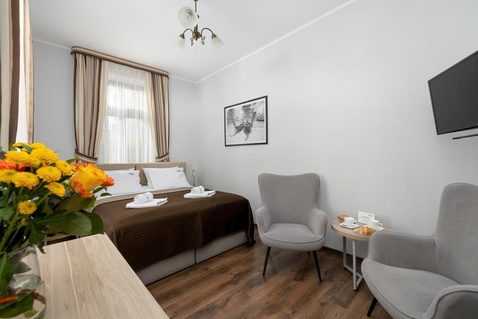 Bed, TV and multimedia, Seating area, Bedroom