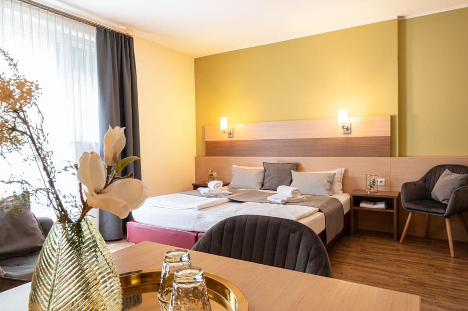 Bed, Living room, Dining area, Bedroom