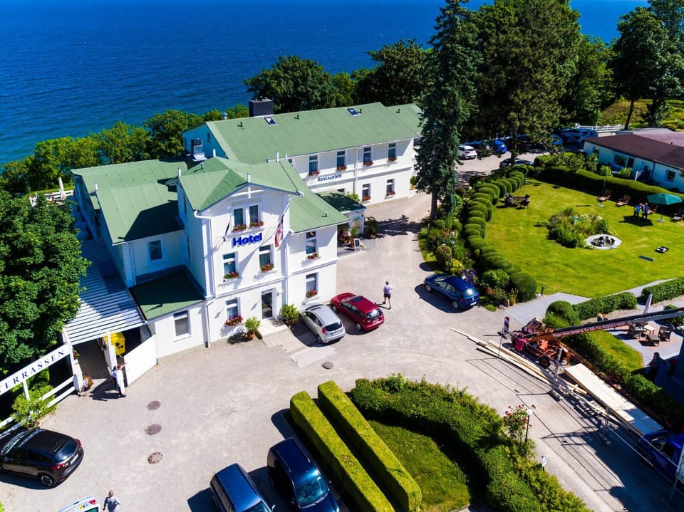 Facade/entrance, Bird's eye view