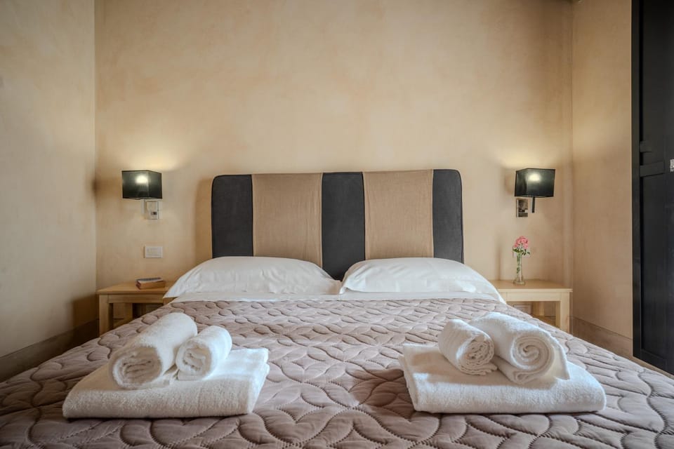 Bedroom, towels