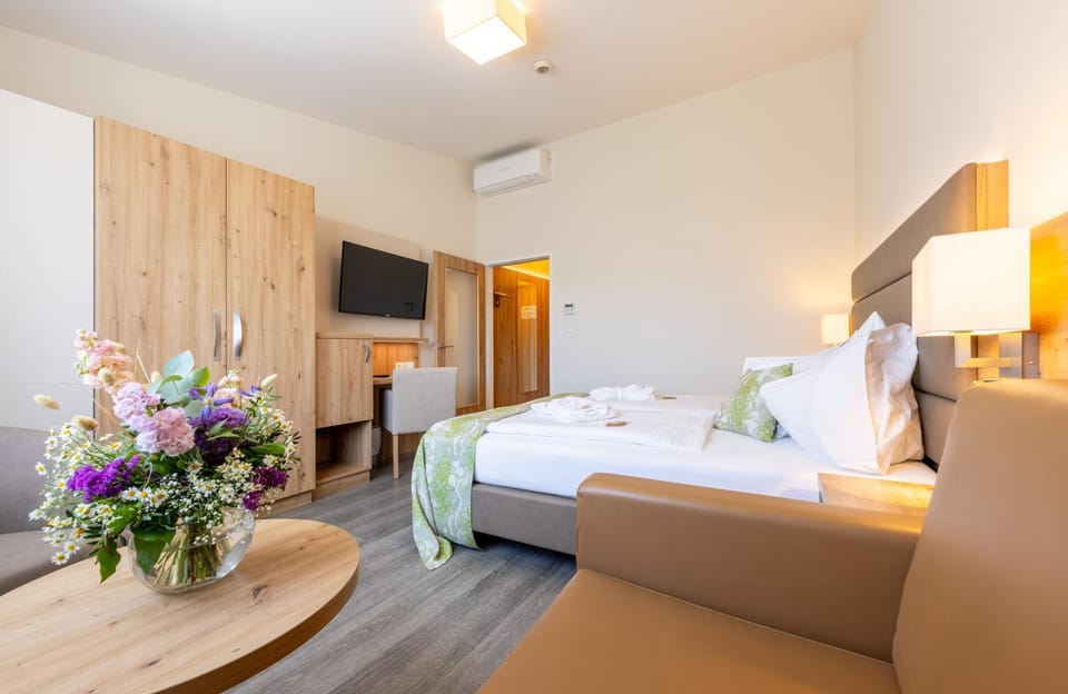 Bed, TV and multimedia, Photo of the whole room, Seating area, Bedroom, wardrobe, air conditioner