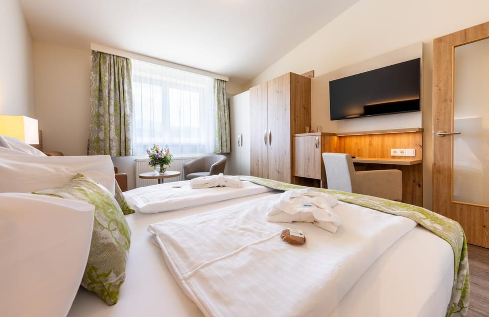 Bed, TV and multimedia, Photo of the whole room, Seating area, Bedroom, wardrobe