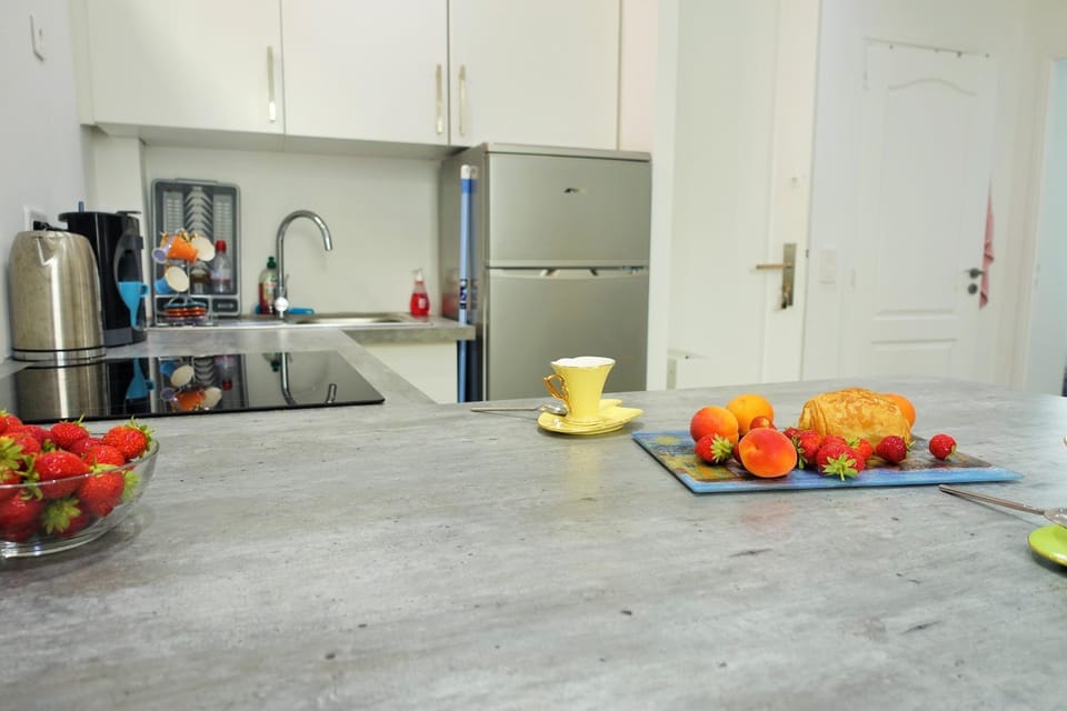 Coffee/tea facilities, Kitchen or kitchenette, Dining area