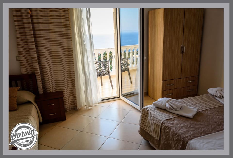 Photo of the whole room, Sea view
