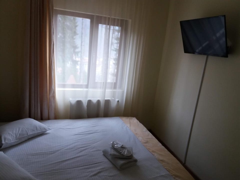 Bed, TV and multimedia, Photo of the whole room, Bedroom, towels