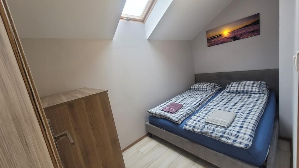 Bed, Bedroom, towels