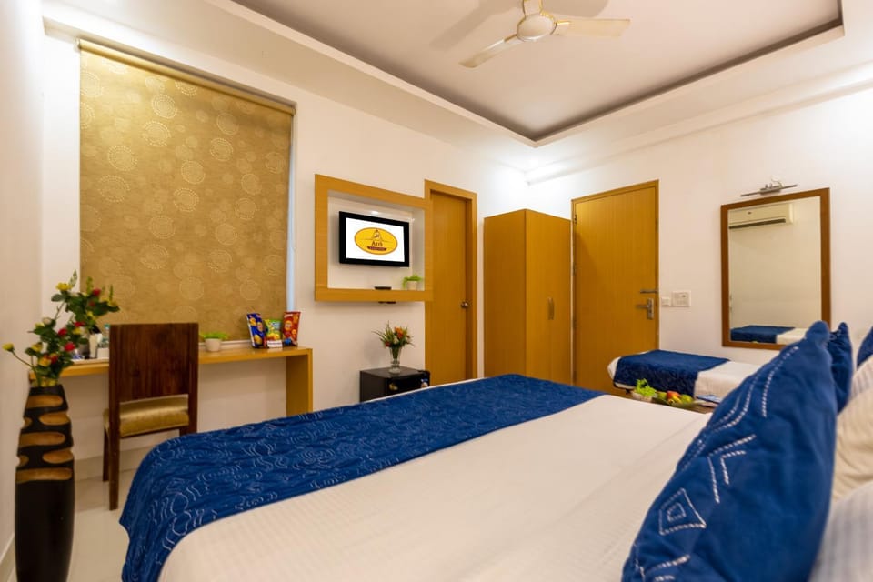 Bed, TV and multimedia, Photo of the whole room, wardrobe
