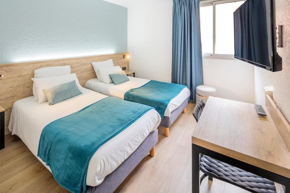 TV and multimedia, Photo of the whole room, Bedroom