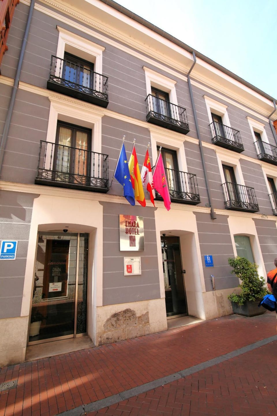 Facade/entrance