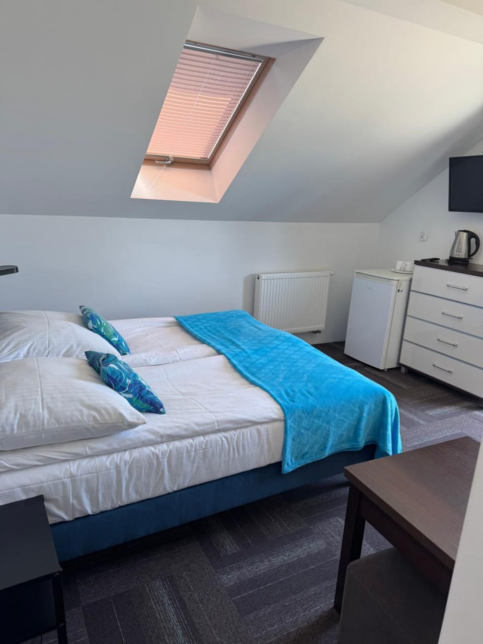 Bed, TV and multimedia, Photo of the whole room, Bedroom