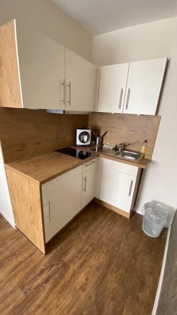 Coffee/tea facilities, Kitchen or kitchenette, stove