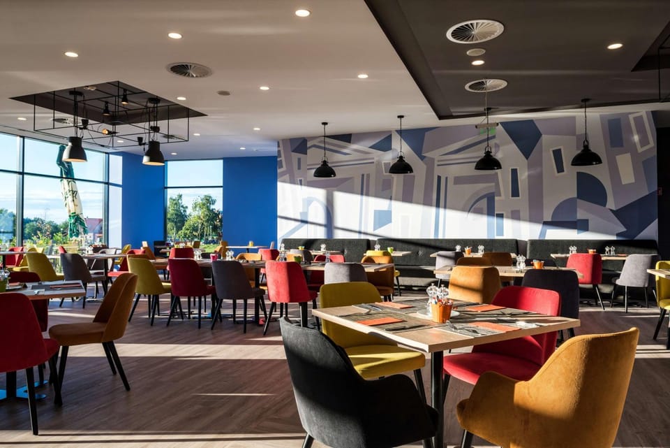 Restaurant/places to eat, Dining area, On site