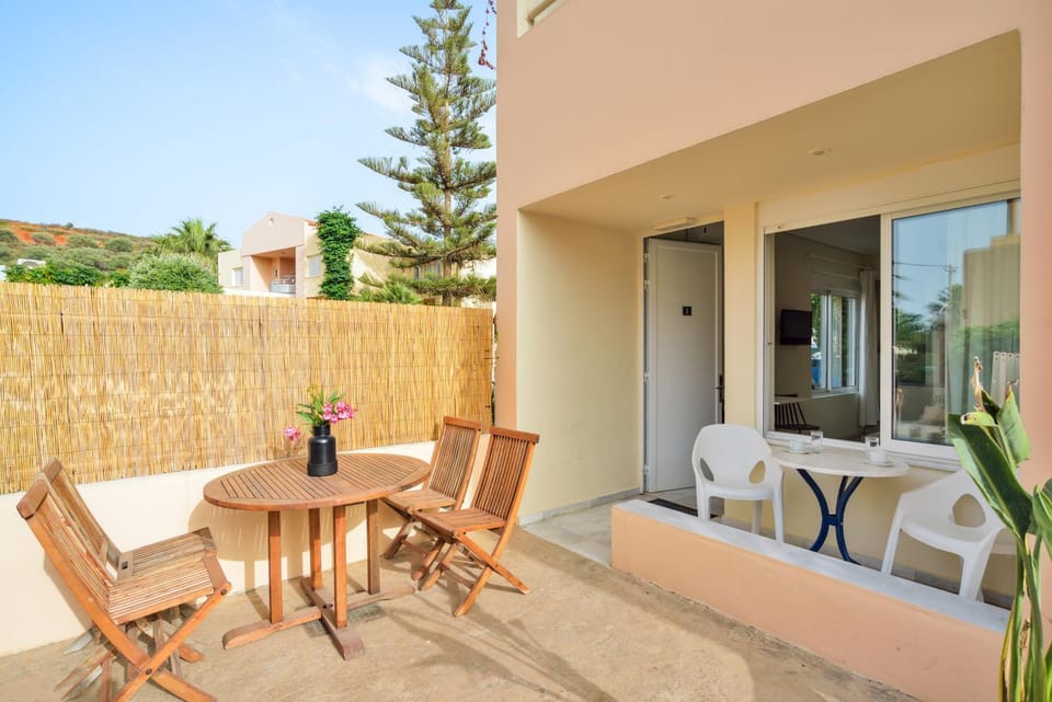 Patio, Day, Balcony/Terrace, Seating area