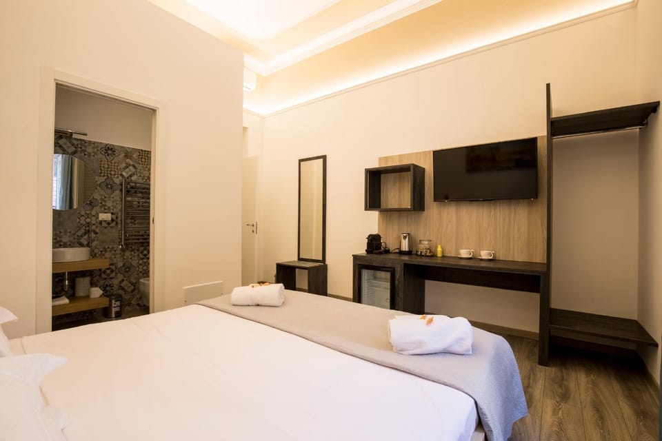 Bed, TV and multimedia, Photo of the whole room