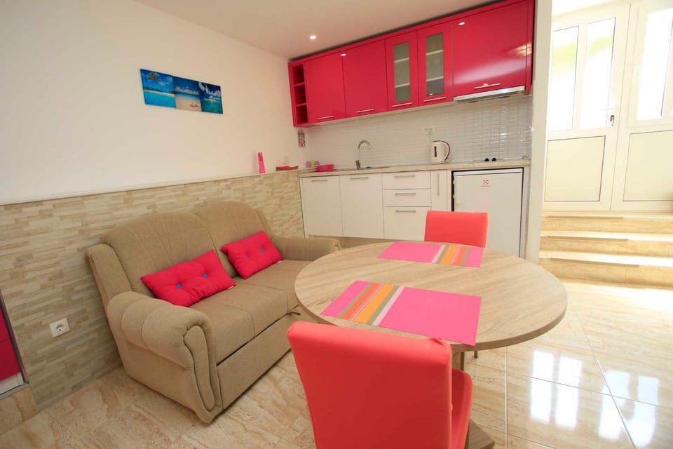 Pinky Apartment in Makarska