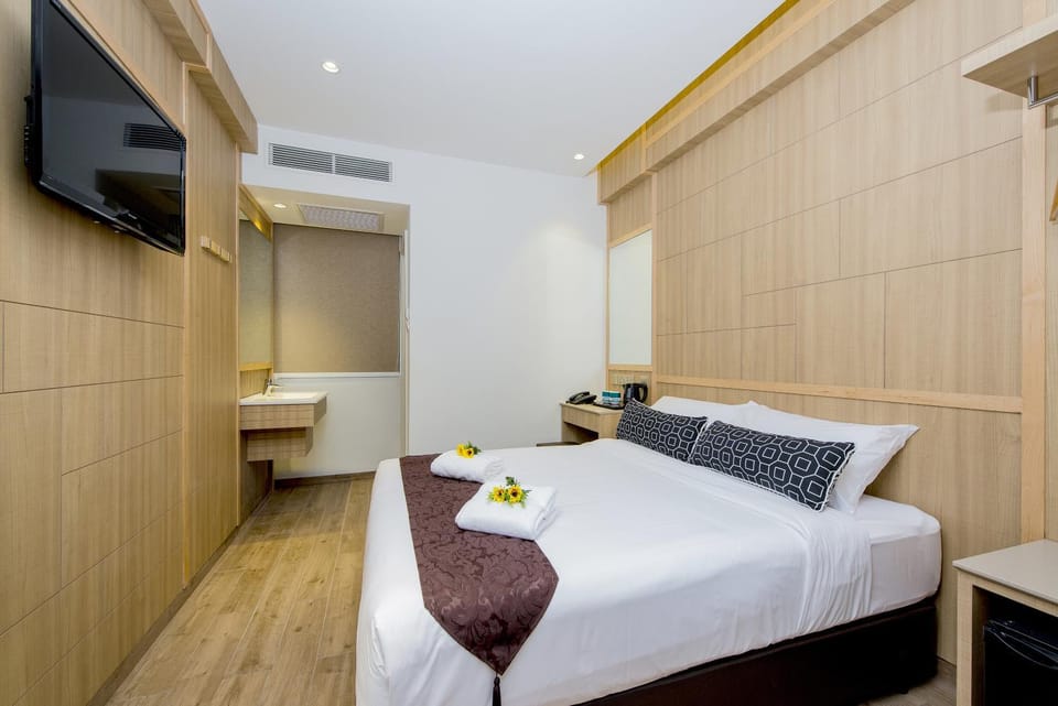 Bed, TV and multimedia, Bedroom