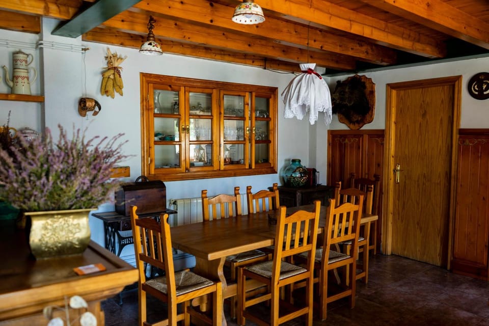 Restaurant/places to eat, Seating area, Dining area