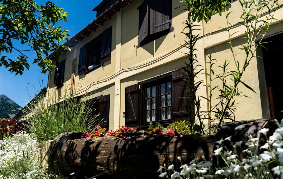 Restaurant/places to eat, Communal lounge/ TV room, Natural landscape, Game Room, Guests, Mountain view, Mountain view, Sports, Breakfast