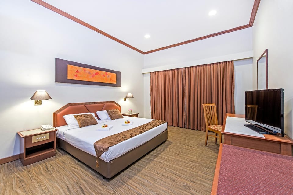 Bed, TV and multimedia, Photo of the whole room, Seating area, Bedroom