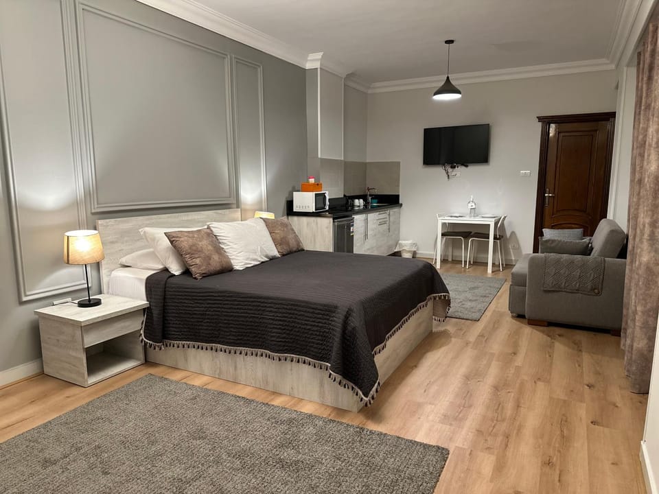 Bed, TV and multimedia, Living room, Photo of the whole room, Seating area, Bedroom
