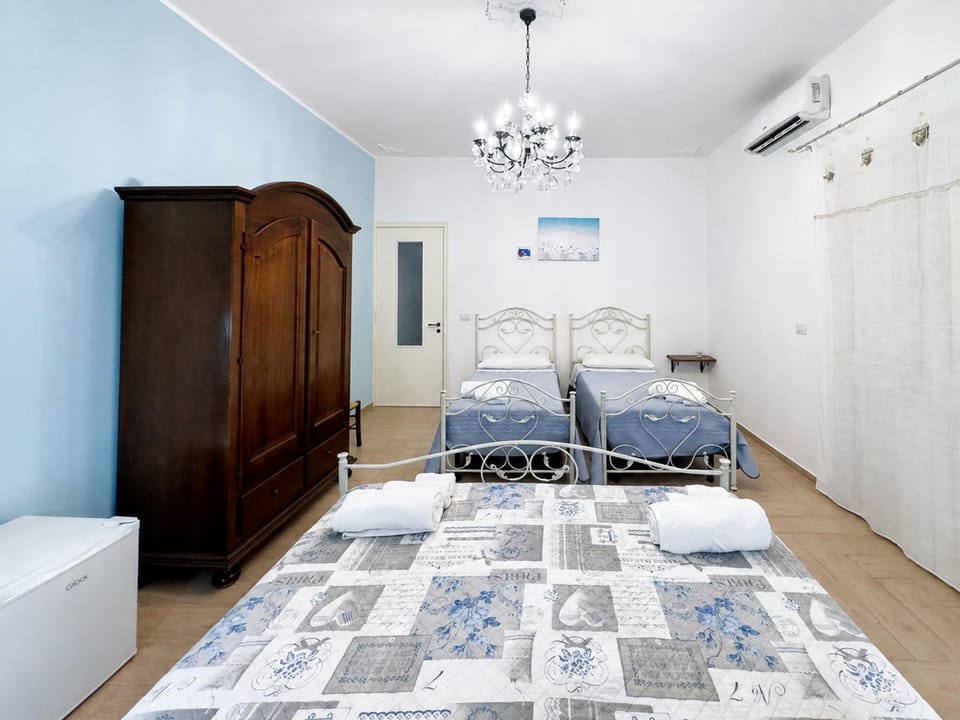 Bed, Photo of the whole room, wardrobe