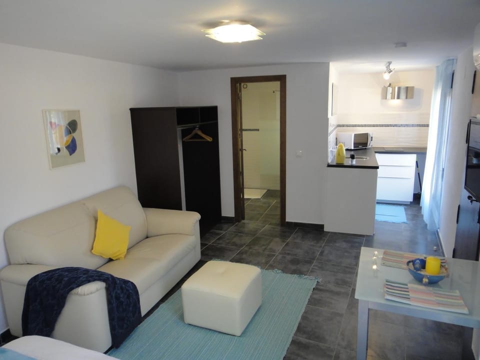 Kitchen or kitchenette, Seating area, Dining area