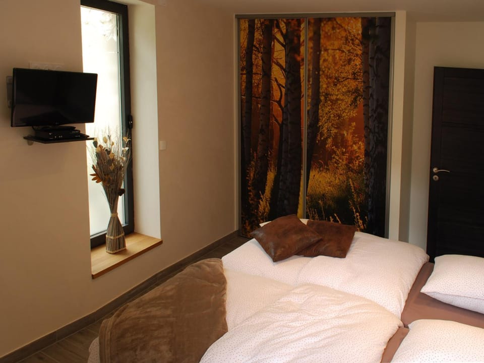 Bed, Photo of the whole room, Decorative detail, Bedroom, Landmark view, Mountain view, River view, Family, Family, Family