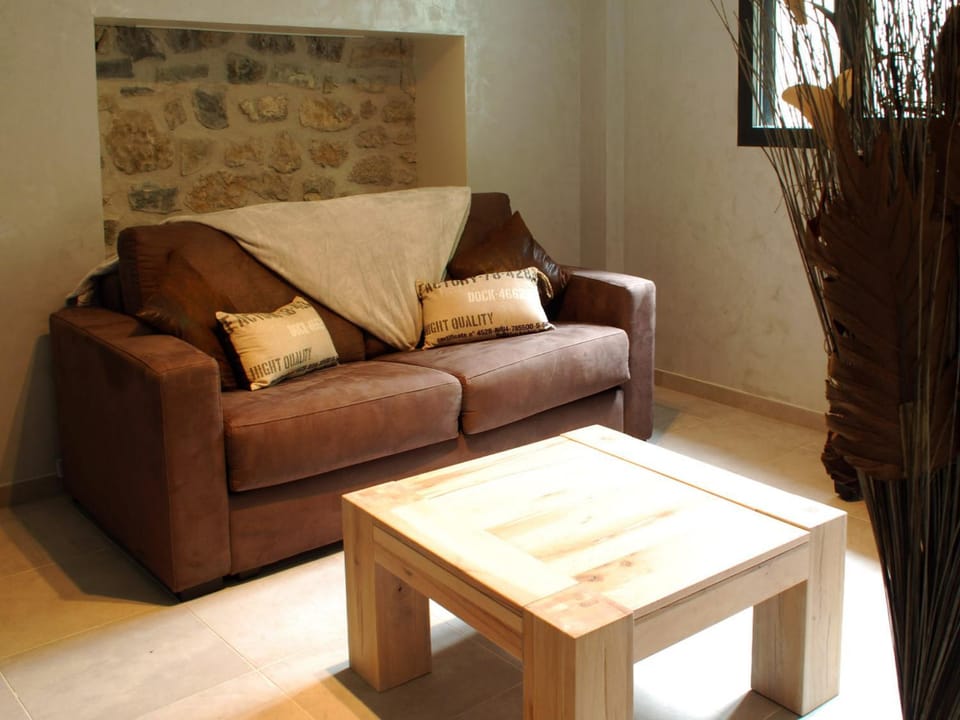 Bed, TV and multimedia, Living room, Decorative detail, Mountain view, Family