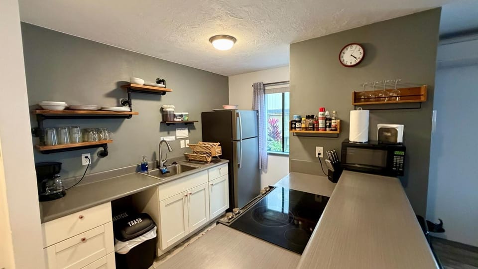 Coffee/tea facilities, microwave, kitchen