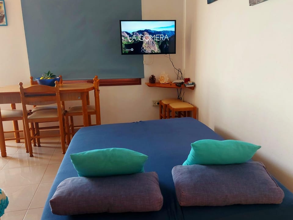 Bed, TV and multimedia, Living room, Seating area