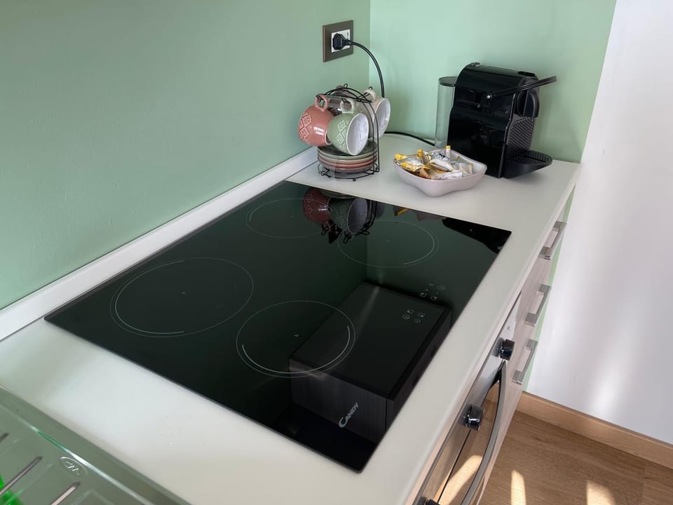 Coffee/tea facilities, Kitchen or kitchenette, stove