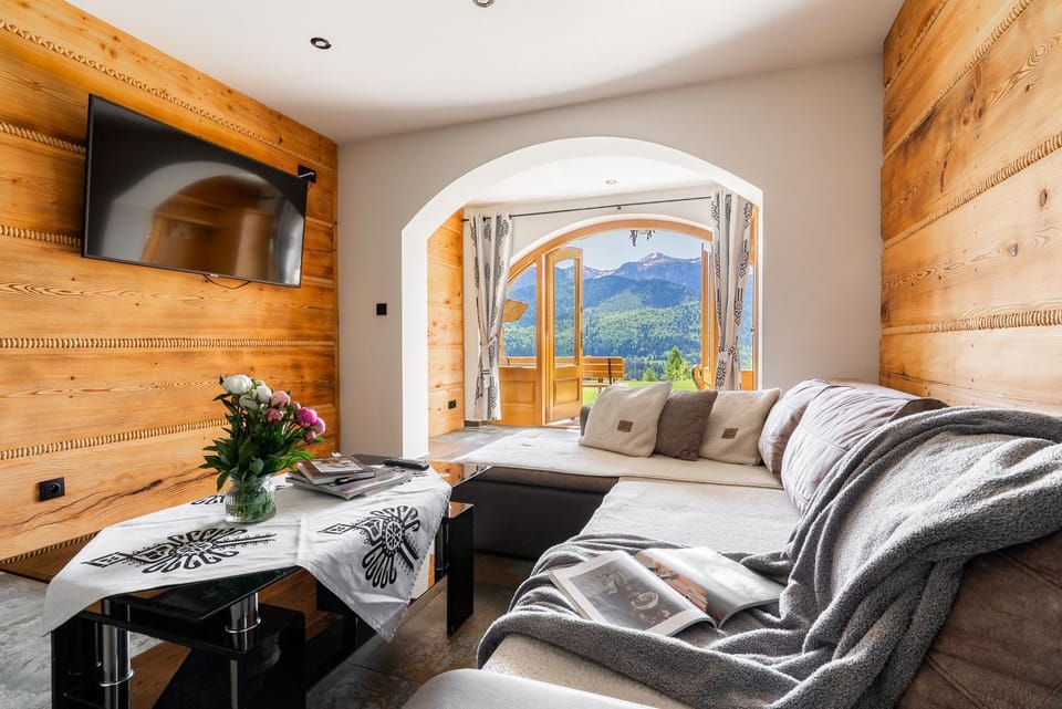 TV and multimedia, Living room, Seating area, Mountain view