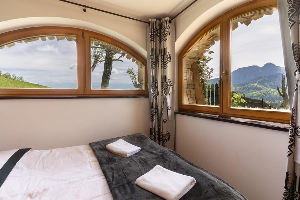 Bed, Photo of the whole room, Bedroom, Mountain view