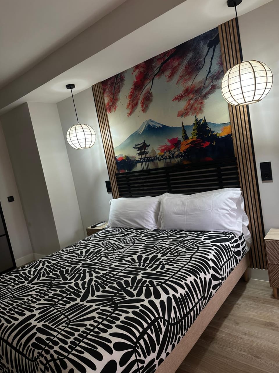 Photo of the whole room, Bedroom