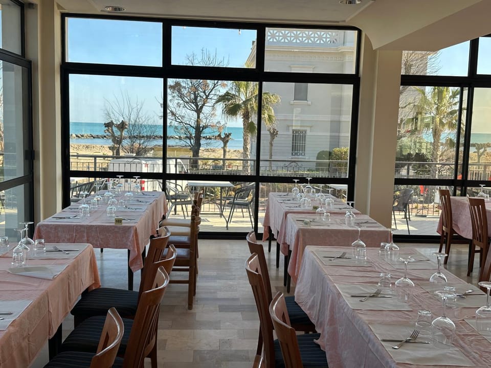Restaurant/places to eat, Day, View (from property/room), Seating area, Sea view
