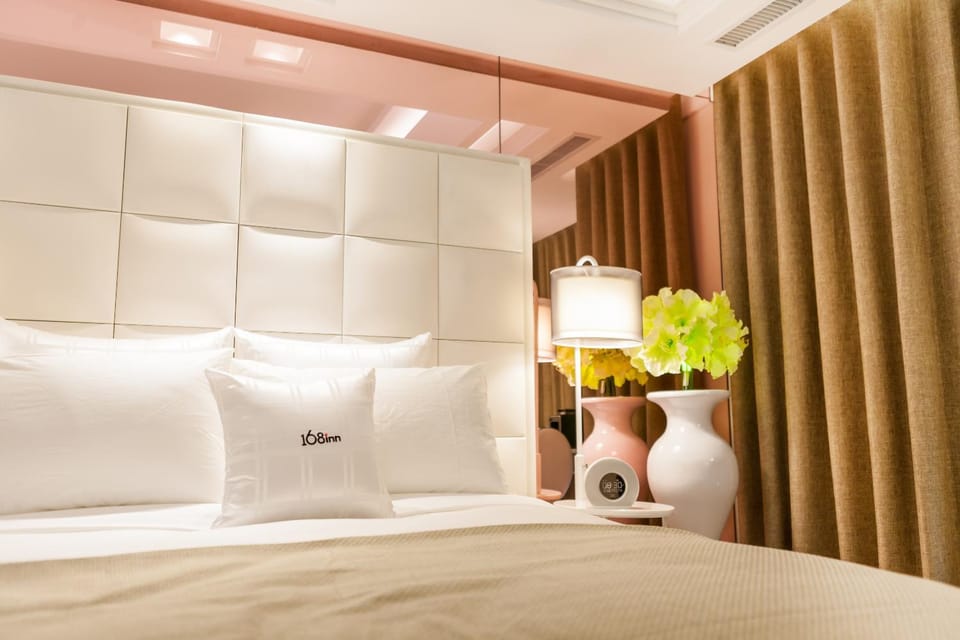 Bed, Living room, Photo of the whole room, Seating area, Bedroom