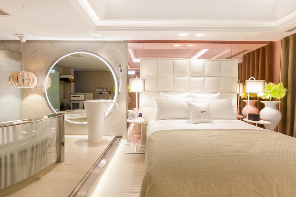 Bed, Living room, Photo of the whole room, Seating area, Bedroom, wardrobe