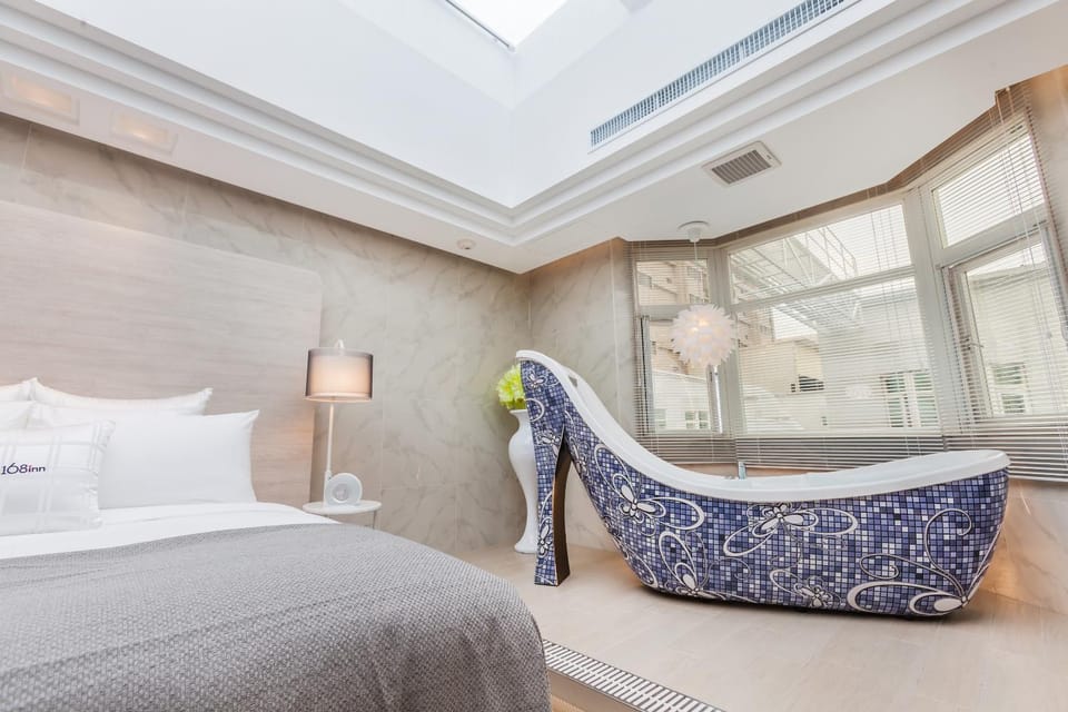 Hot Tub, Bathroom