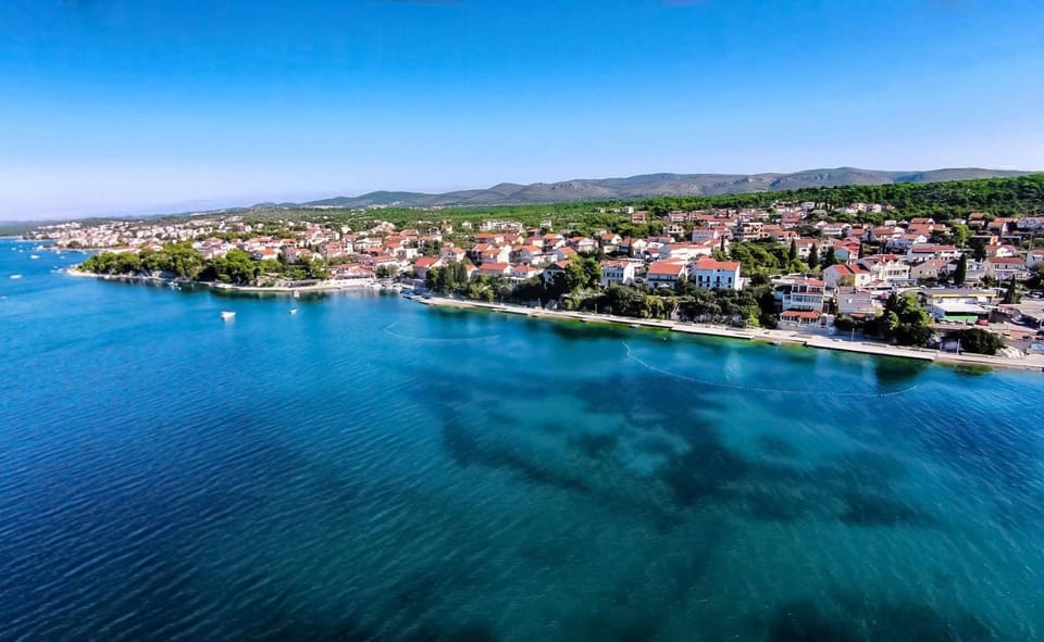 Nearby landmark, Restaurant/places to eat, Neighbourhood, Natural landscape, Fishing, Beach, Hiking, Diving, Evening entertainment, Entertainment