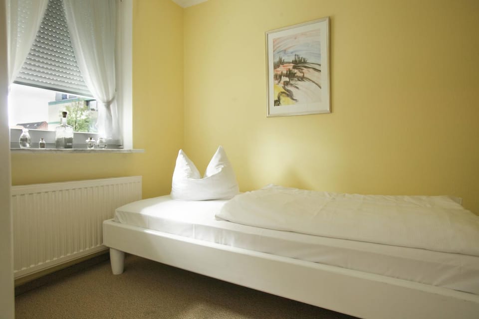 Bedroom, Street view