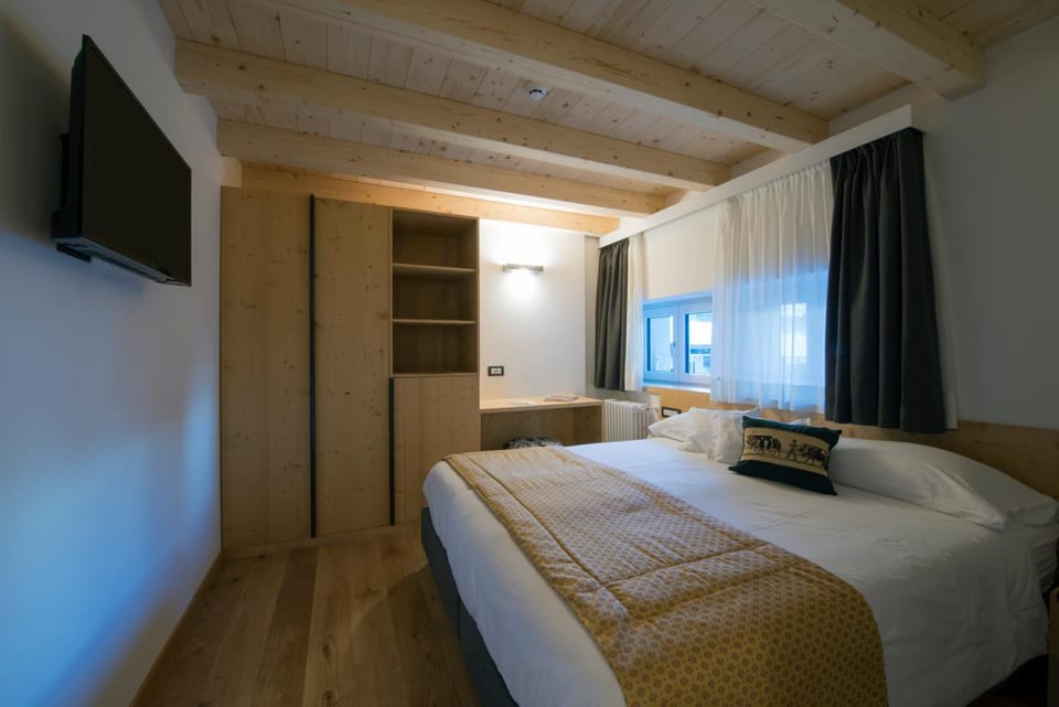 Bed, TV and multimedia, Photo of the whole room, Bedroom, wardrobe