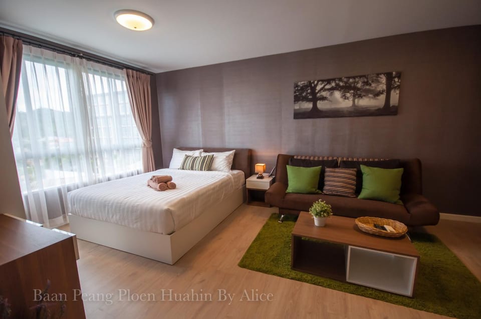 Bed, Living room, Photo of the whole room, Decorative detail, Bedroom