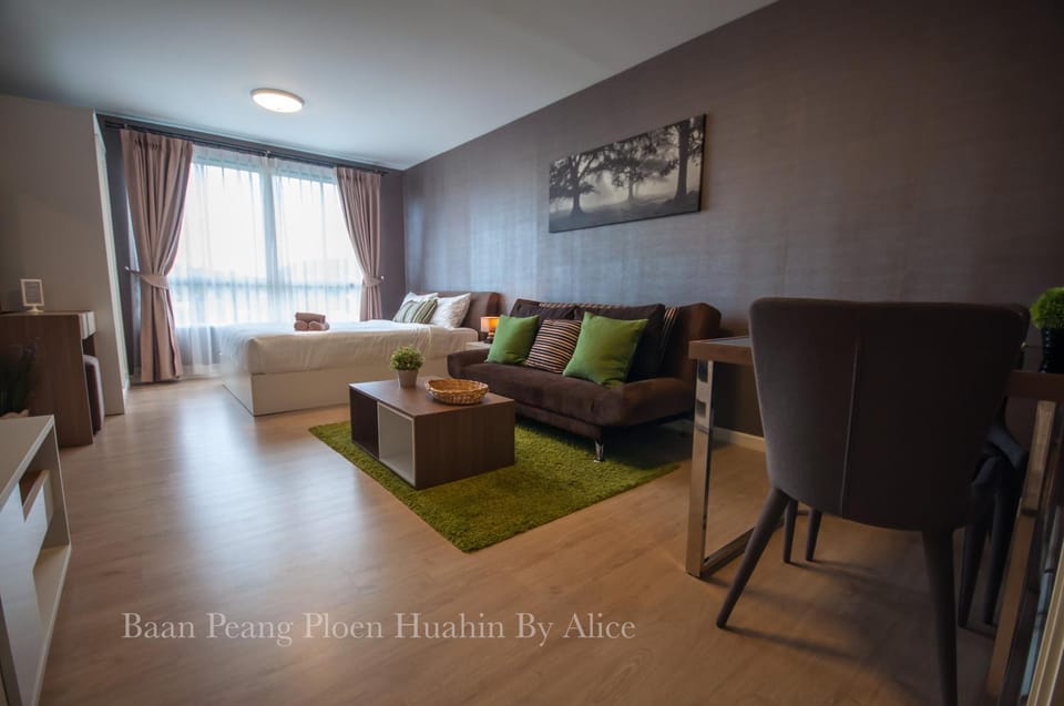 Bed, Living room, Photo of the whole room, Decorative detail