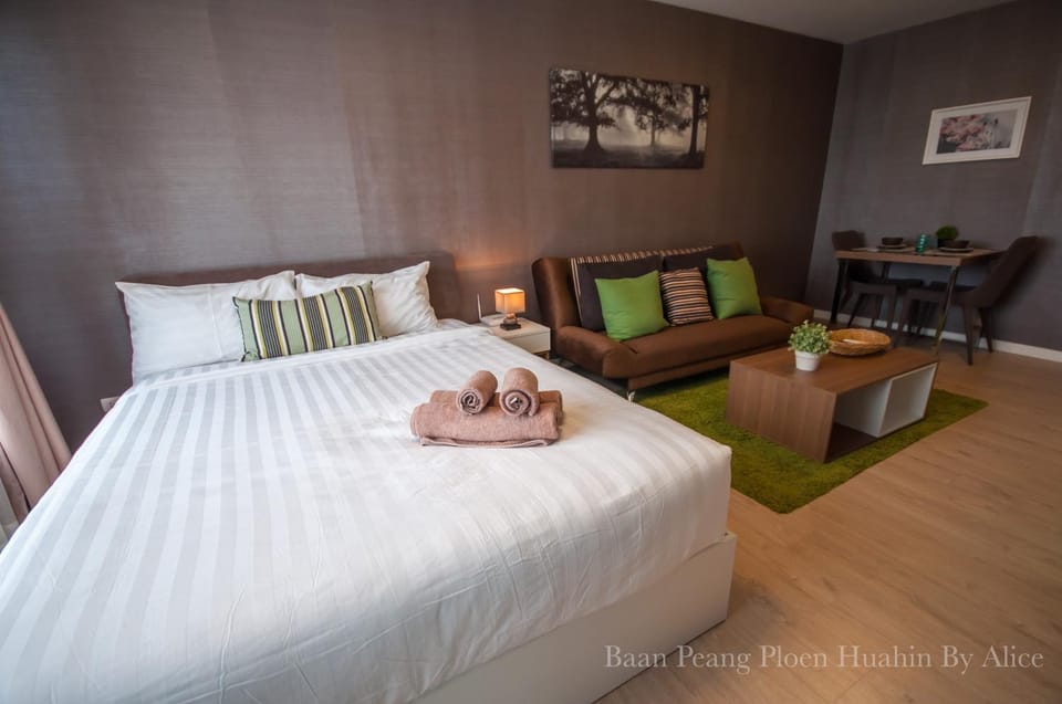 Bed, Photo of the whole room, Decorative detail