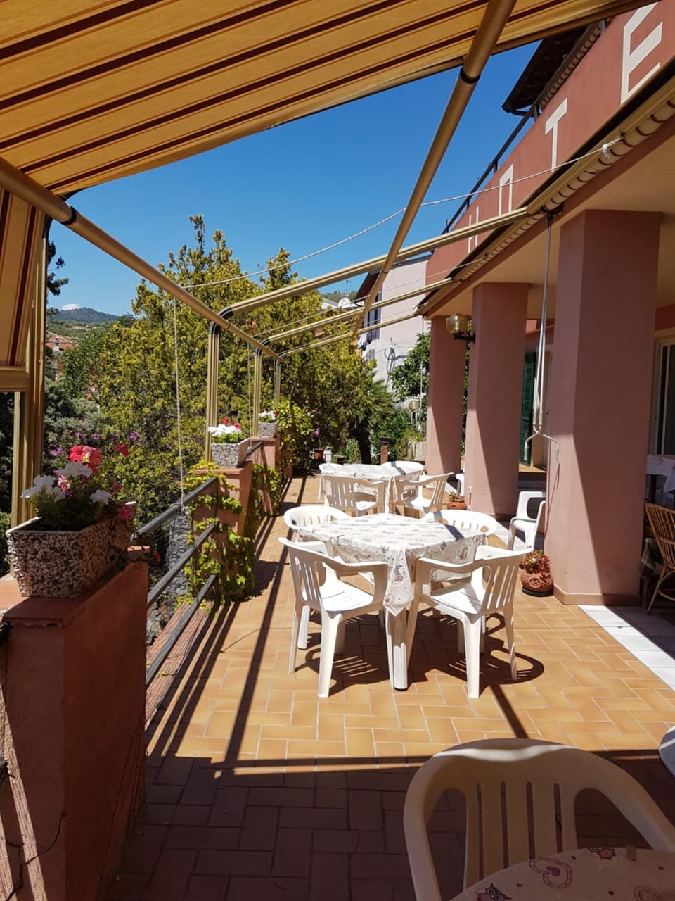 Facade/entrance, Balcony/Terrace