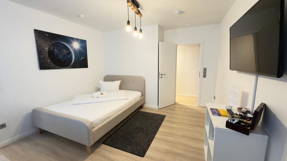 Bed, TV and multimedia, Photo of the whole room, Bedroom